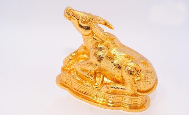 Con trâu mạ vàng