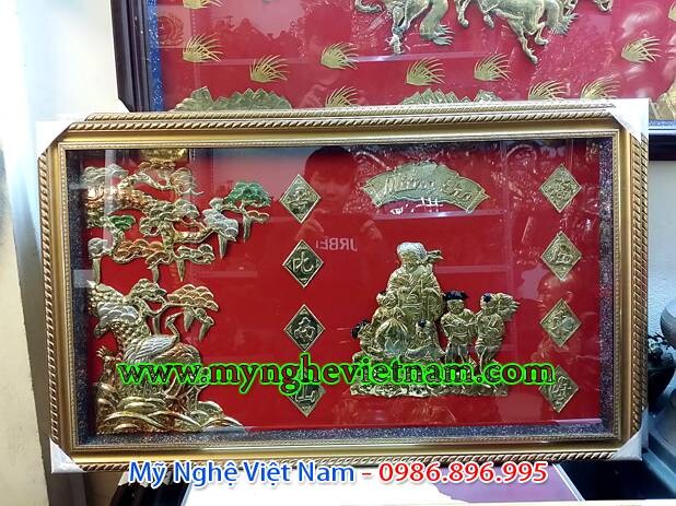 Tranh mừng thọ bà cụ 60x90cm được chế tác gò nổi phù điêu bằng đồng, nền nhung nỉ đỏ, khung nhựa giả gỗ cao cấp, ko bị mối mọt cong vênh, khối lượng nhẹ, phù hợp treo tường